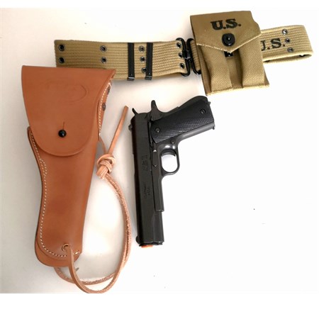 cinturone con fondina in cuoio e pistola colt 1911